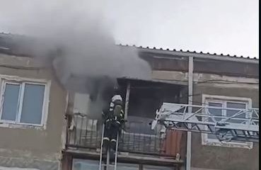 Из горящей квартиры в Павлодаре спасли ребенка