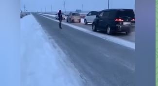 Полицейские сопроводили автоколонны в Атырауской области