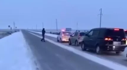 "150-ден астам көлік жеткізілді": Атырауда полицейлер қолайсыз ауа райы салдарынан жолда қалған көліктерді жөнелтуге көмектесті