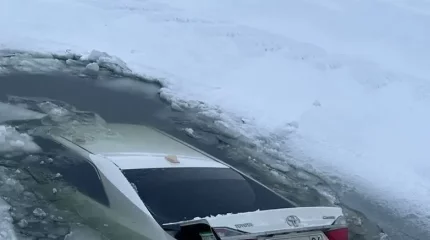 Атырау облысында жеңіл көлік көлге түсіп кетті