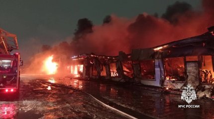 Гигантский пожар разгорелся на авторынке в Татарстане