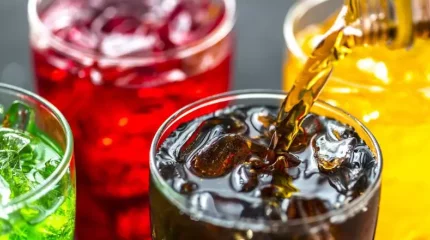 Дәрігерлер газдалған сусындарды күнделікті ішкен қыздың бүйрегінен 300 тас алды