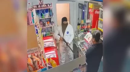 БҚО-да ер адам әйелі мен 20 жастағы ұлына қару кезеп қорқытқан