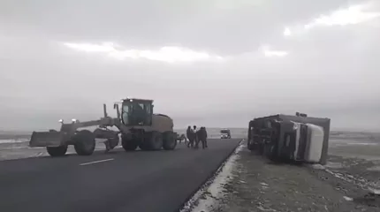 Абай облысындағы тасжолда қатты желдің салдарынан ауыр жүк көлігі аударылып кетті