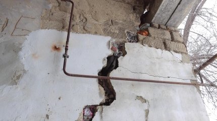 Атырау облысының  Құлсары қаласында 20 отбасы қабырғасы  қақ айырылған үйде тұрып жатыр