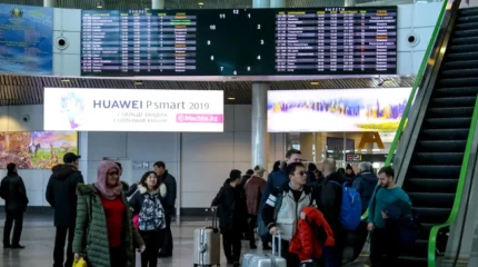 Танымал әнші бортсерікке шабуыл жасап, маңдайынан ұрған