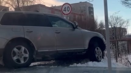 Внедорожник «влетел» на трубы теплотрассы в Петропавловске (ВИДЕО)