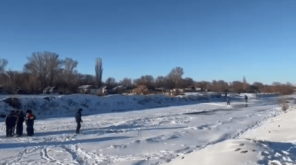 Өзенде ойнап жүрген 5 жасар бала мұз астына түсіп кетті