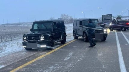 Двое астанчан на "Гелендвагенах" прорвались через кордон полиции на закрытой трассе и попали под арест