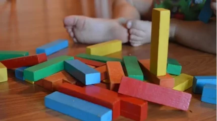 Павлодарда ойыншықтан қолын шығара алмаған балаға құтқарушылар көмекке келді