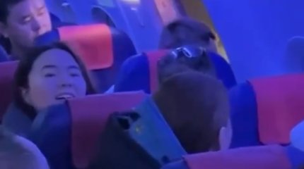 Пассажир открыл аварийную дверь самолета (ВИДЕО)