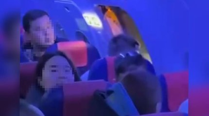 Наказан мужчина, открывший аварийную дверь самолета