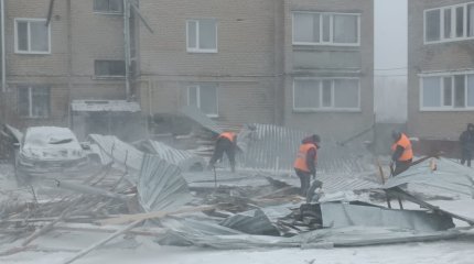 Крышу многоэтажки снесло ветром в Костанае