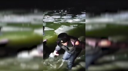 Атырауда полицейлер суға батқан әйелді құтқарып қалды