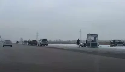 Ақтөбеде көлік инспекциясы қызметкерін тасжолда бірден екі жүк көлігі қағып кеткен
