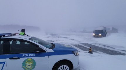 Около 80 фур застряли на трассе в СКО из-за бурана