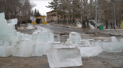Павлодарда 53 млн. теңгеге салынған мұз қалашық еріп жатыр