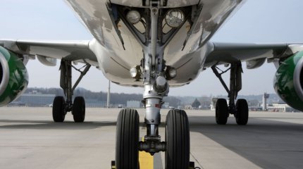 Пассажирский самолет промахнулся мимо взлетно-посадочной полосы