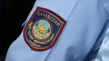 Астанада мас курьер кофехананың есігін қасақана зақымдаған