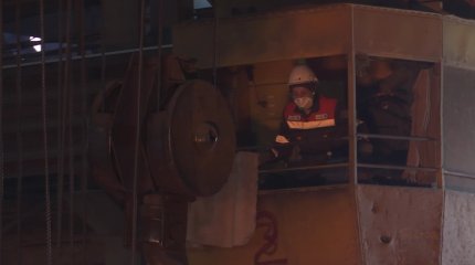Разливает металл с высоты 20 метров: актюбинка рассказала о своей работе на заводе