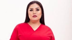 "Ұят екен". Дариға Бадықованың тойға күзетші ертіп шыққан видеосы желіде қызу талқыға түсті