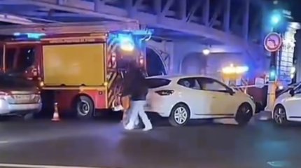 Мужчина напал на туристов у Эйфелевой башни: один убит, двое ранены