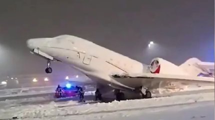 Сильнейший снегопад в Германии: самолёт не смог взлететь из-за налипшего снега