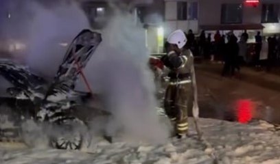 Астанчанина едва успели вытащить из горящего авто