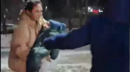 "Бала тұншығып жатыр": Павлодар полицейлері баланы ауруханаға жеткізуге көмектесті