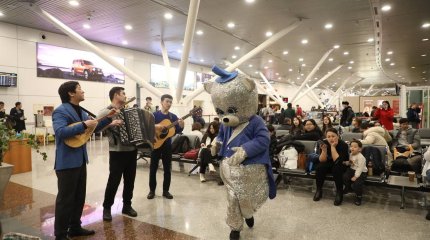 Застрявшим в аэропорту Астаны пассажирам устроили праздник