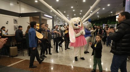 2 МЫҢ ПОРЦИЯ ЫСТЫҚ ТАМАҚ, СЫЙЛЫҚТАР ЖӘНЕ АЯЗ АТАНЫҢ ҚҰТТЫҚТАУЫ: АСТАНА ӘУЕЖАЙЫНАН АҚПАРАТ