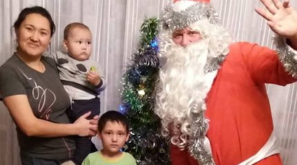 Дед Мороз с 30-летним стажем: акмолинский педагог каждый год становится волшебником для сельчан