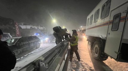 Полтысячи казахстанцев спасли за сутки из заносов