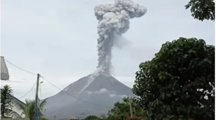 Индонезияда жанартау атқылап, 11 адам мерт болды