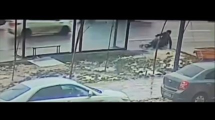 Пожилая пара пострадала на остановке из-за ветра в Астане (ВИДЕО)