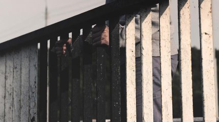 Девушка хотела спрыгнуть с моста из-за личных проблем в Усть-Каменогорске