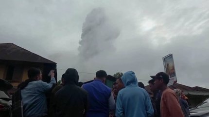 В Индонезии извергается вулкан "судного дня": 11 человек погибли