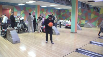 Депутаты и чиновники сыграли в боулинг с закрытыми глазами