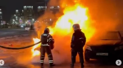 Астанада әскери қызметкер өртеніп жатқан көліктегі адамды құтқарды