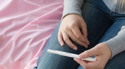 Восьмиклассница забеременела от отчима: в Минпросвещения сняли наказание с педагогов