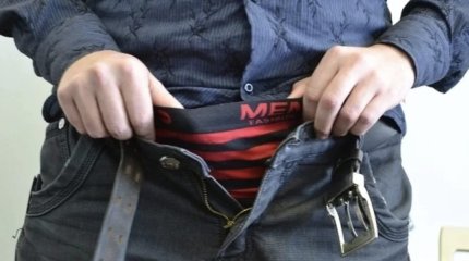 Алматинцы задержали мужчину, который снимал штаны перед детьми (ВИДЕО)