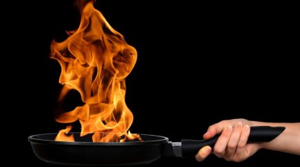 Женщина устроила взрыв, залив раскаленное масло водой (ВИДЕО)