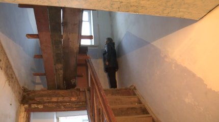 Ақтөбеде тұрғын үйде баспалдақ опырылып түсіп, тұрғын зардап шекті