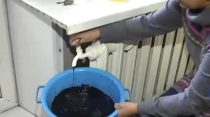 “Сасық иіс сезіледі”: Жылу батареяларынан судың орнына мазут ағып тұр