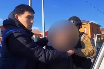 Сторонников деструктивного религиозного течения задержали за вымогательство в Атырау