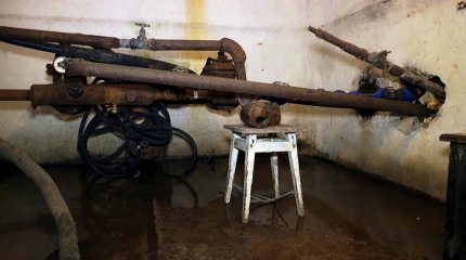 «Она полностью дырявая»:  в селе СКО с новым водопроводом сельчане сидят без воды