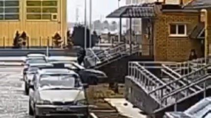 Семейчанин пытался силой затащить шестиклассницу в подъезд (ВИДЕО)