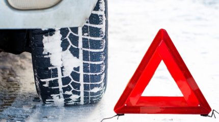 БҚО-да жол жиегінде тұрған екі адамды көлік қағып өлтірді