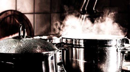 Мужчина чуть до смерти не забил кастрюлей сожительницу