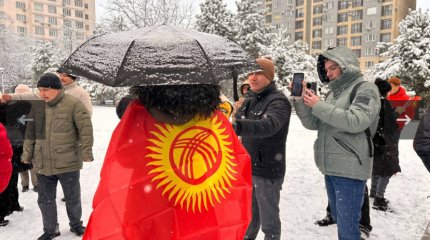 Кыргызстанцы бастуют против изменения флага страны